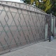 Кованые стальные полосы-накладки хитросплетением образуют затейливый орнамент на калитке и откатных воротах: ромбы, решетки, шестиугольную звезду.