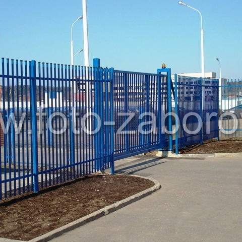 Фото Заводская проходная: строгая и лаконичная конструкция ворот, калиточного входа и самого забора