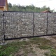 Забор из профнастила с рисунком камня  на металлических столбах с воротами и калиткой.