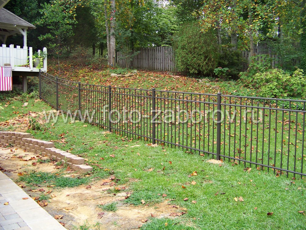 Фото Невысокий аккуратный металлический забор. Типичный для американского частного дома, но слишком