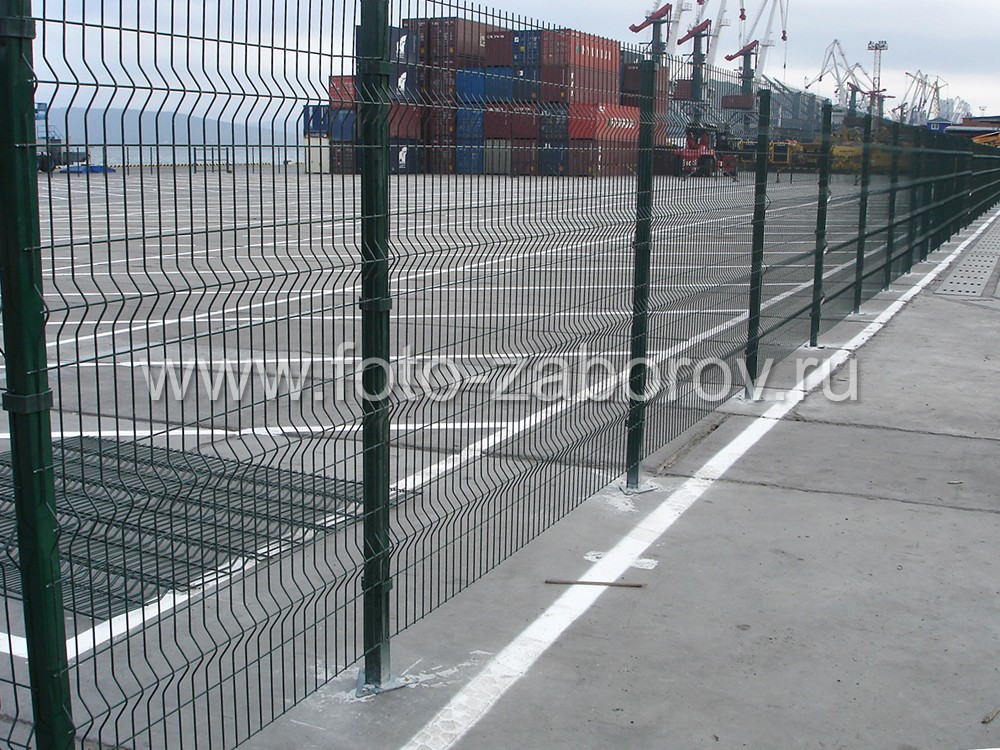 Фото Секционный забор из сварной сетки, установленный во Владивостокском автомобильном