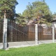 Комбинированный забор с евростолбами из прессованного бетона и цокольной плитой. Цветной сотовый поликарбонат в пролётах.