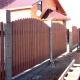 Дыхание осени: установка деревянного забора с откатными воротами на пороге наступающих холодов.