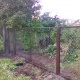 Забор из сетки-рабицы в рамках, отлично подходящий для садоводческих товариществ и небольших участков.