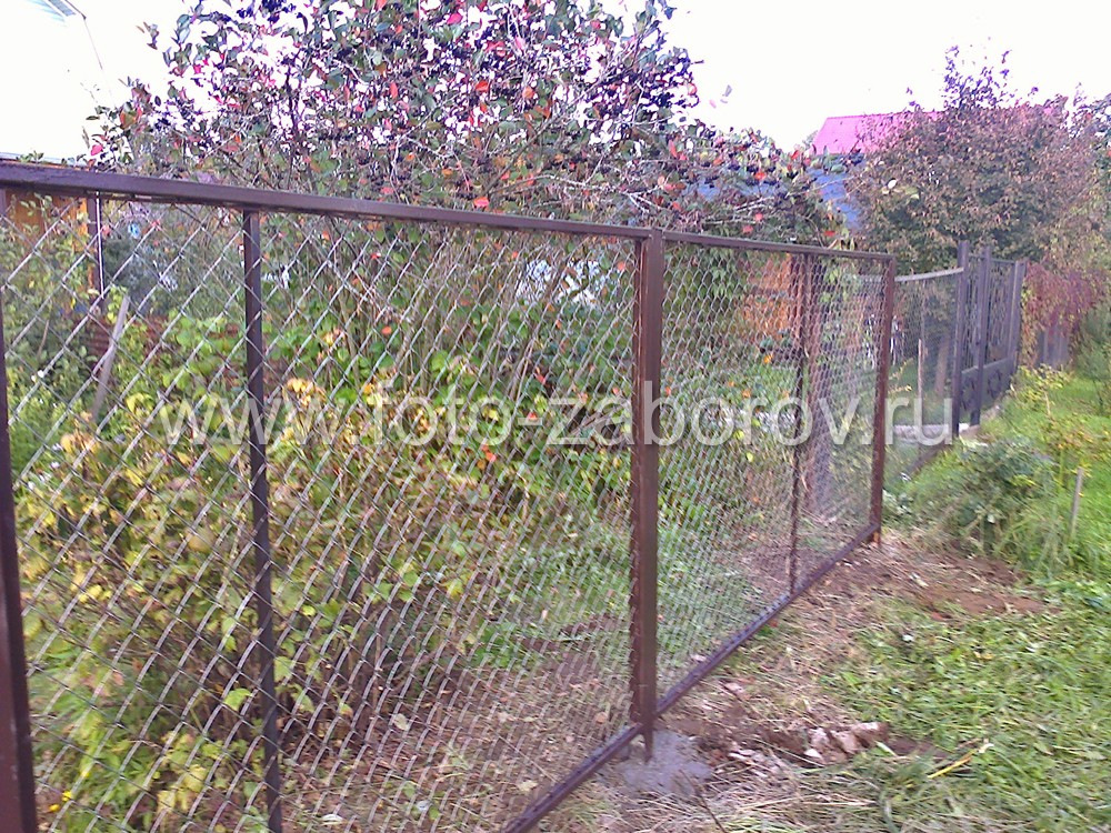Фото Забор из сетки-рабицы в рамках, отлично подходящий для садоводческих товариществ и небольших