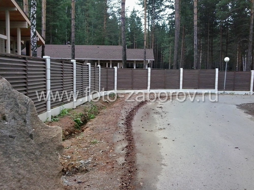 Фото Декоративный забор со столбами из прессованного бетона и секциями с горизонтальным