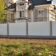 Красивый модульный забор из профлиста белого цвета RAL 9003 на бетонных столбах и бетонным цоколем.