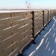 Забор-плетёнка на бетонных столбах для ограждения жилого массива.
