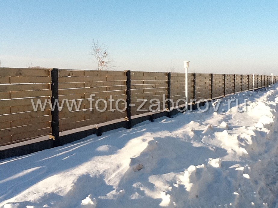 Фото Забор-плетёнка на бетонных столбах для ограждения жилого