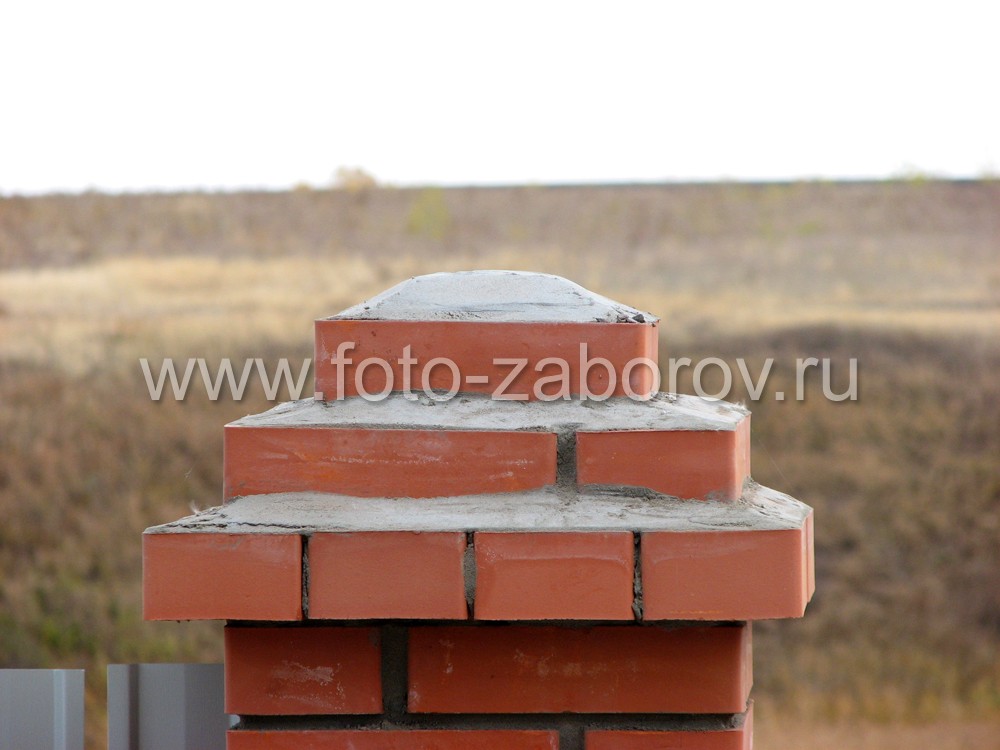 Фото Штакетник из профнастила со столбами из красного