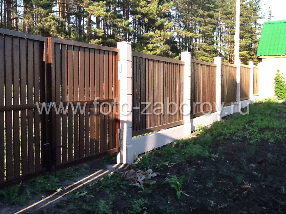 Фото Забор на перепаде высот с двумя различными типами секций: из металла и