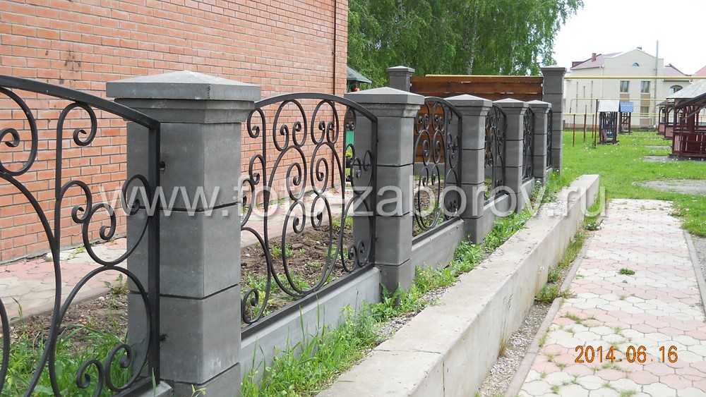 Фото Красивый кованый забор на бетонных столбах в сочетании с габионами и деревянной
