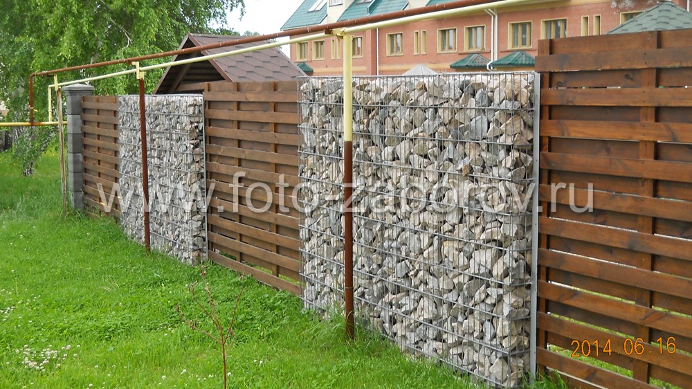 Фото Неповторимо красивый комбинированный забор с секциями из габионов и деревянной горизонтальной