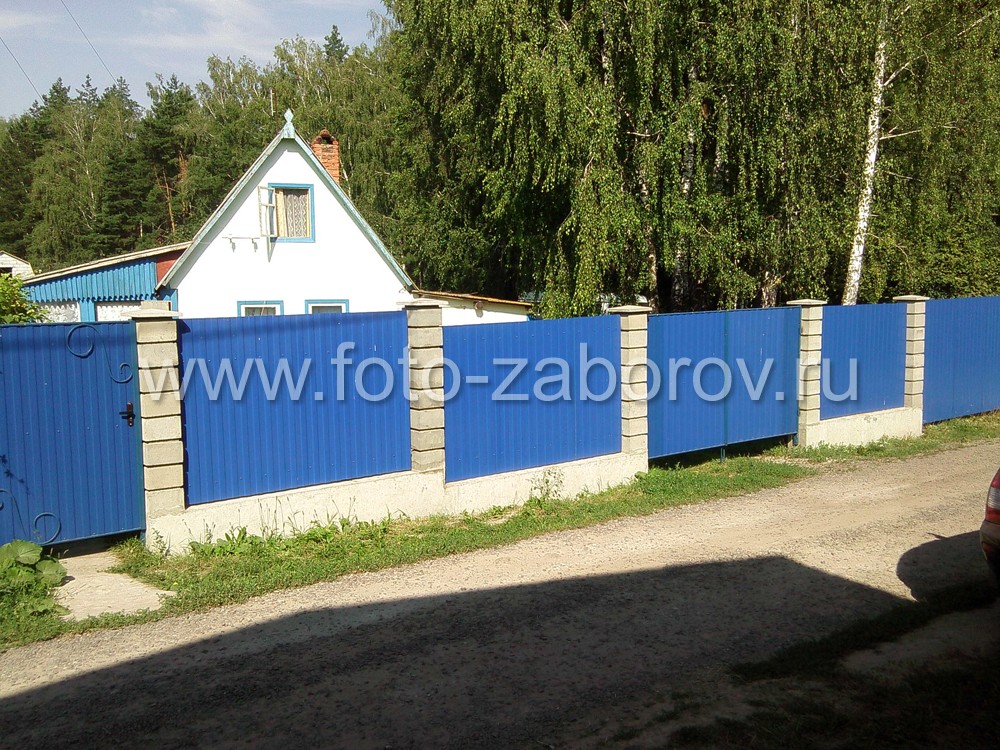 Фото Необычайно яркий забор сигнально-синего цвета (RAL 5005) с светло-серыми  столбами из