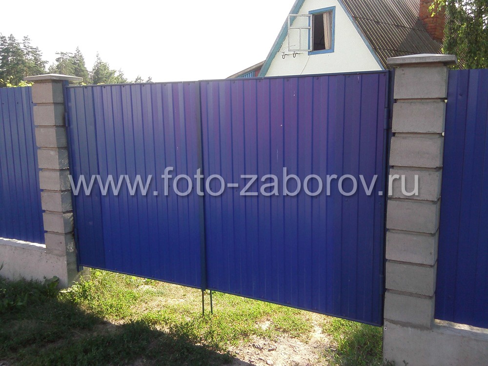 Фото Необычайно яркий забор сигнально-синего цвета (RAL 5005) с светло-серыми  столбами из