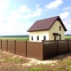Коричневый пластиковый забор серии Классик для ограды частного дома в коттеджном посёлке.