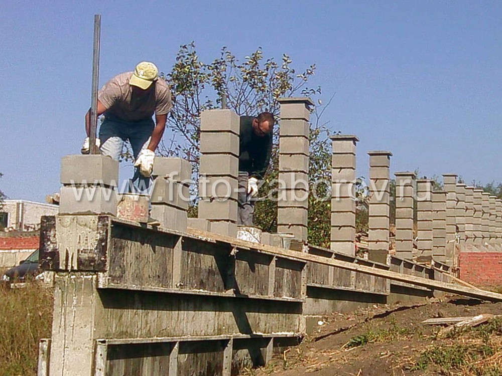 Фото Строительство каркаса забора: литой ленточный фундамент, столбы из бетонных