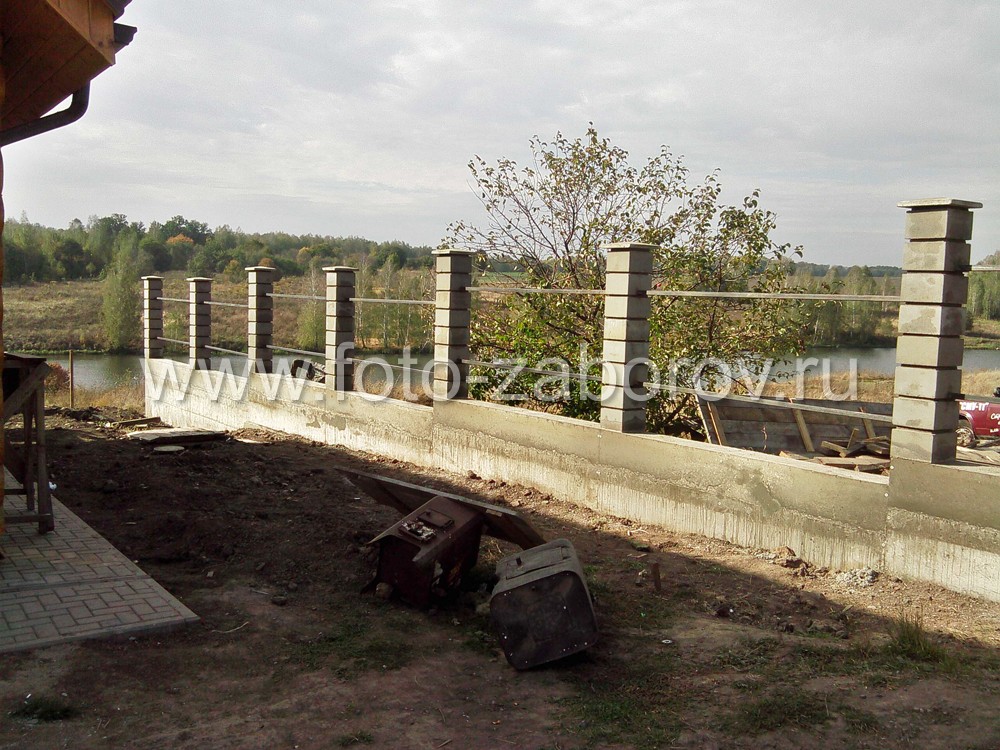 Фото Строительство каркаса забора: литой ленточный фундамент, столбы из бетонных