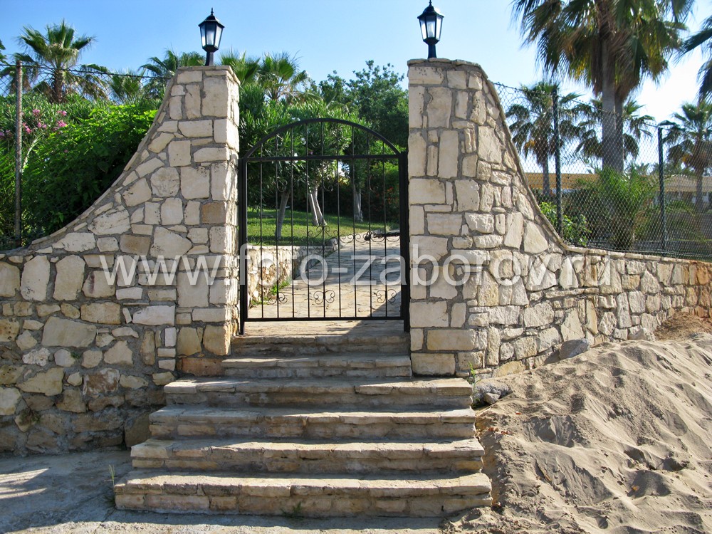 Фото Каменная калитка в античной стилистике со ступенями и фонарями. Их работа - создавать