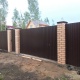 Красивый забор с кирпичными столбами из профнастила С8 коричнево-шоколадного цвета. 