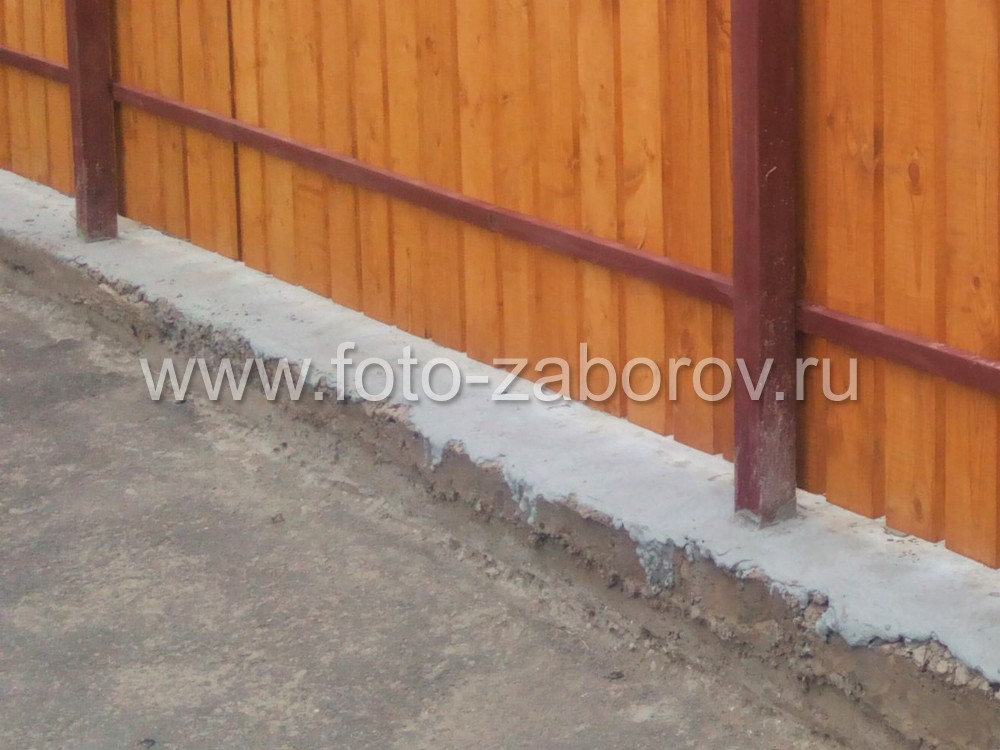 Фото Забор из деревянного штакетника. Монтаж штакетин - с зазором, в основании забора - бетонный