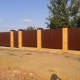 Забор из профнастила на мощном ленточном бетонном фундаменте сечением 600 на 300 миллиметров. 