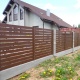 Современное ограждение для дома и дачи - деревянный забор «Ранчо» с бетонными столбами и цокольными панелями.