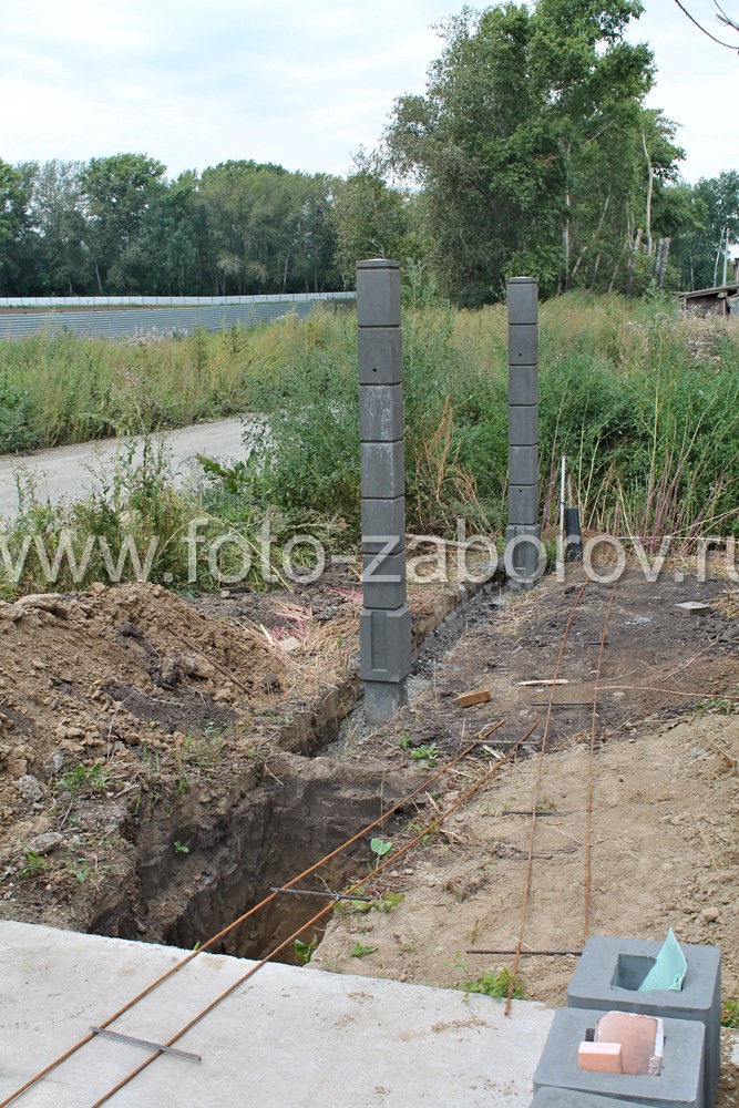 Фото Строительство забора в Новосибирске. Установка бетонных евростолбов и цоколей, заполнение из