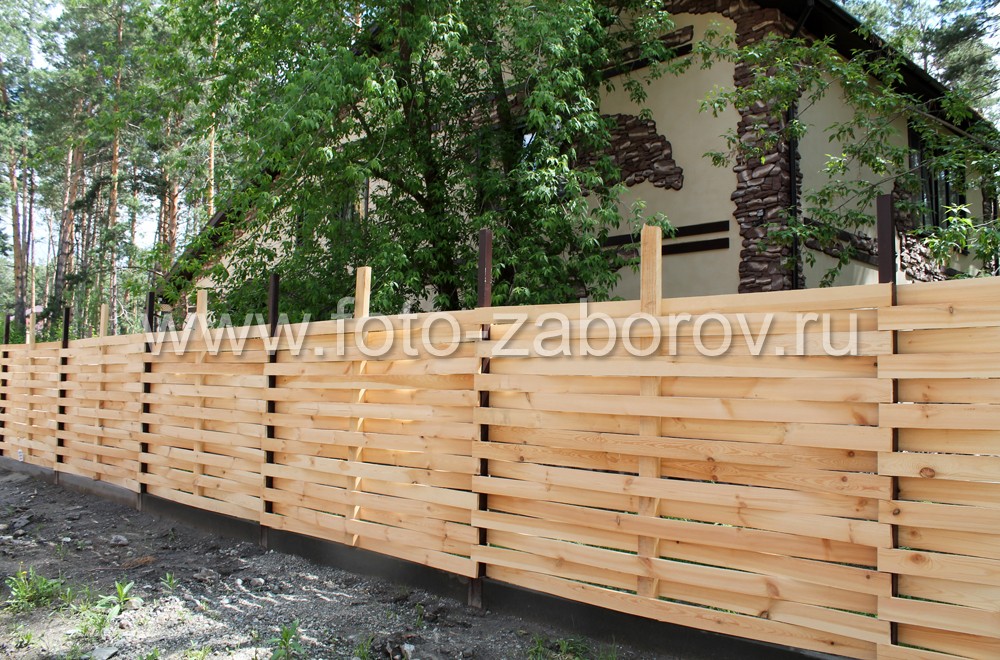 Фото Плетёный деревянный забор на лесном