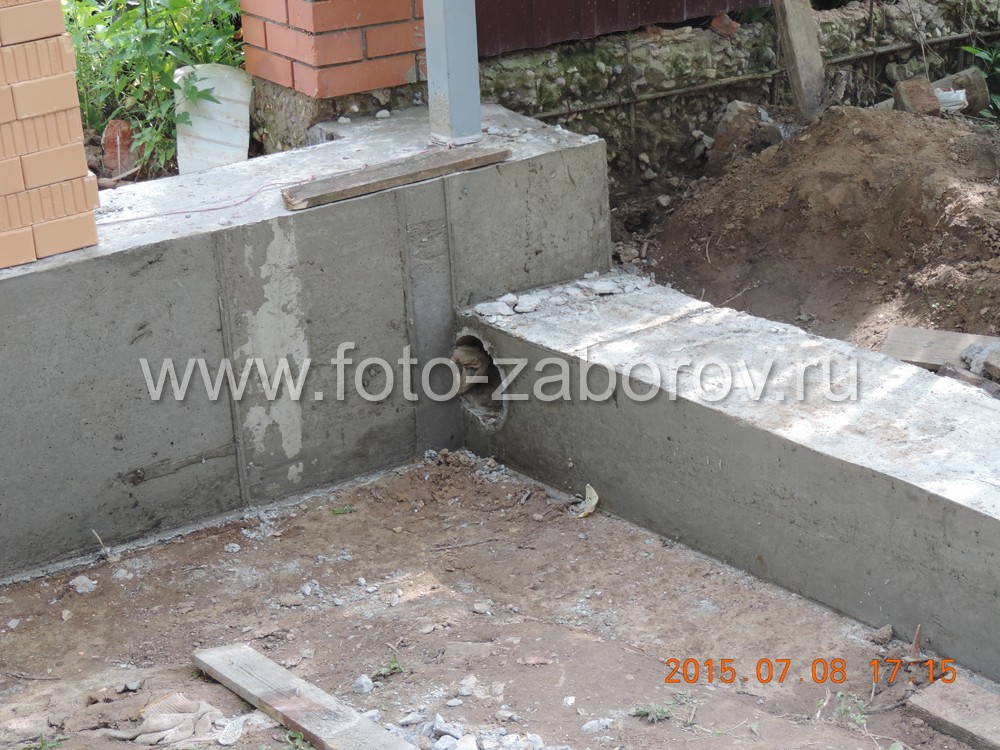 Фото Заливка ленточного бетонного фундамента для элитного забора с кирпичными столбами и