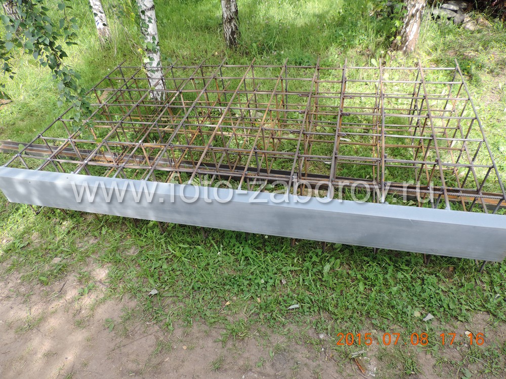 Фото Заливка ленточного бетонного фундамента для элитного забора с кирпичными столбами и
