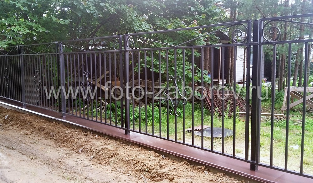 Фото Сварной металлический забор с декорированием секций коваными узорами - двенадцатью