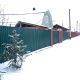 Забор с обшивкой из зелёного профнастила с установкой на бетонный ленточный фундамент 60 х 40 см.