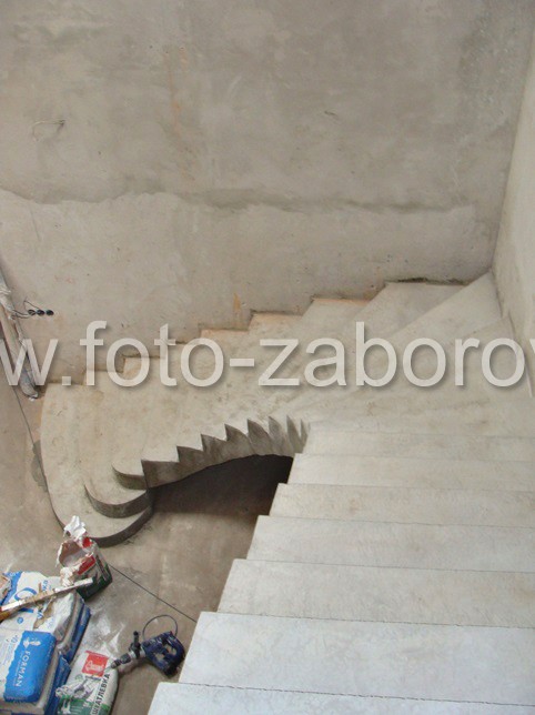 Фото Полнотелая забежная лестница в доме в Поэтический переулке.
