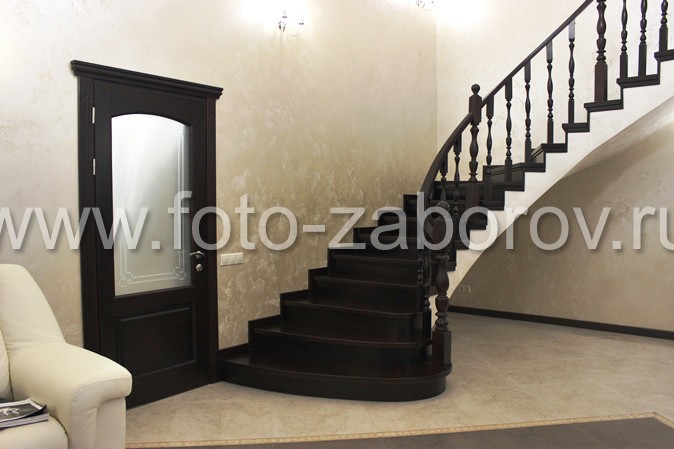 Фото Полнотелая забежная лестница в доме в Поэтический переулке.