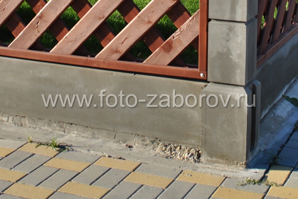 Фото Деревянная косая решётка с установкой на бетонные столбы. Забор за которым хочется