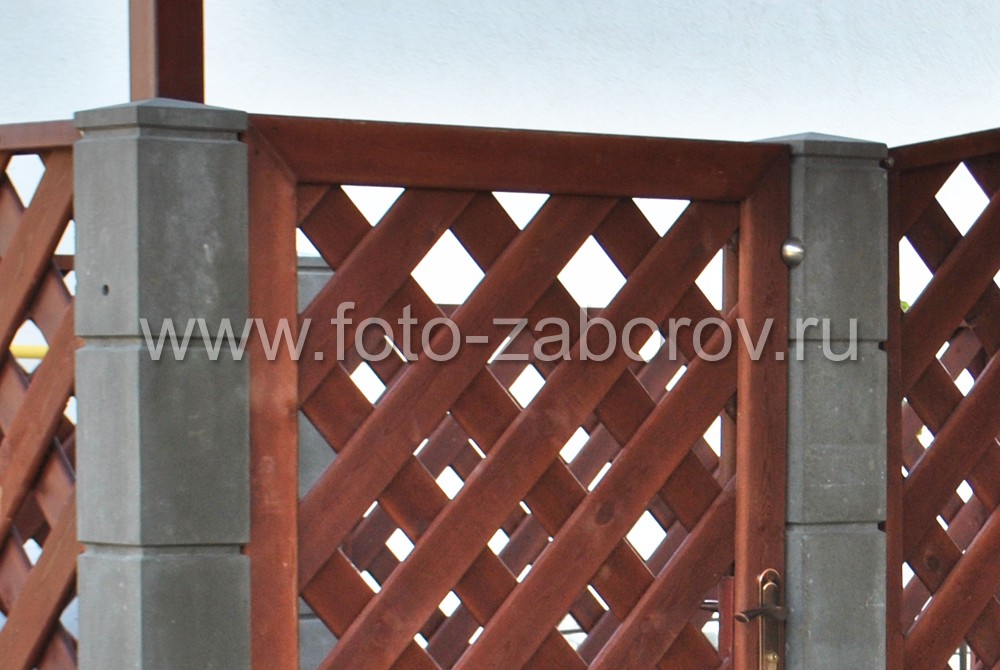 Фото Деревянная косая решётка с установкой на бетонные столбы. Забор за которым хочется
