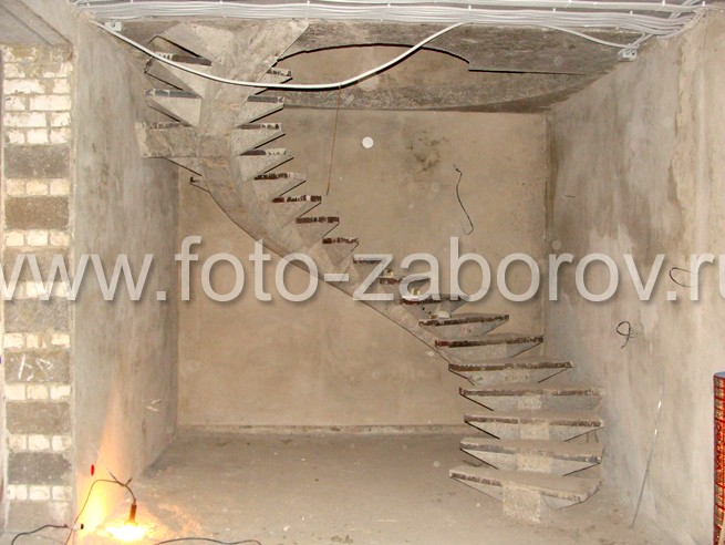 Фото Бетонная винтовая лестница на одном