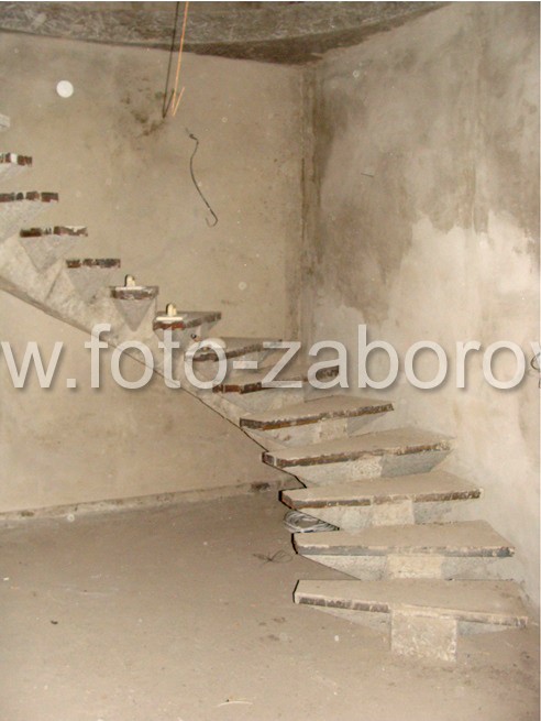 Фото Бетонная винтовая лестница на одном