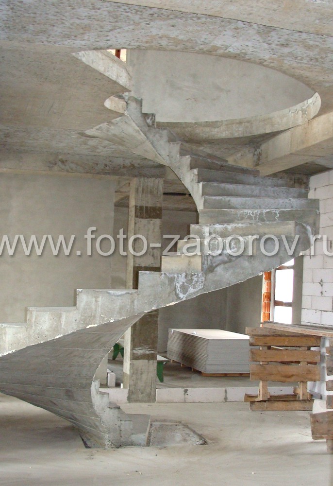Фото Спиральная полнотелая лестница, имеющая вид по образу 