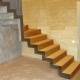 С-образная бетонная лестница с фигурным низом.