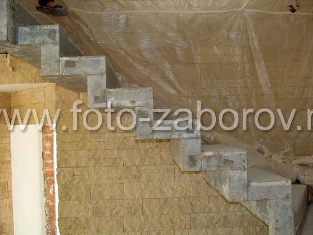 Фото С-образная бетонная лестница с фигурным