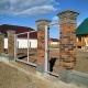 Изысканный дизайн бетонных столбов и цоколей для фасадной части забора.