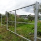 Забор из профнастила цвета зелёный мох и распашными воротами.