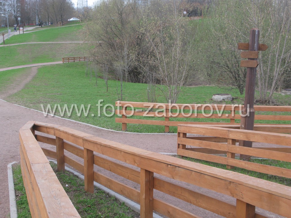 Фото Деревянные ограждения прогулочных дорожек и деревянные лестницы в парке 50-летия Октября г.