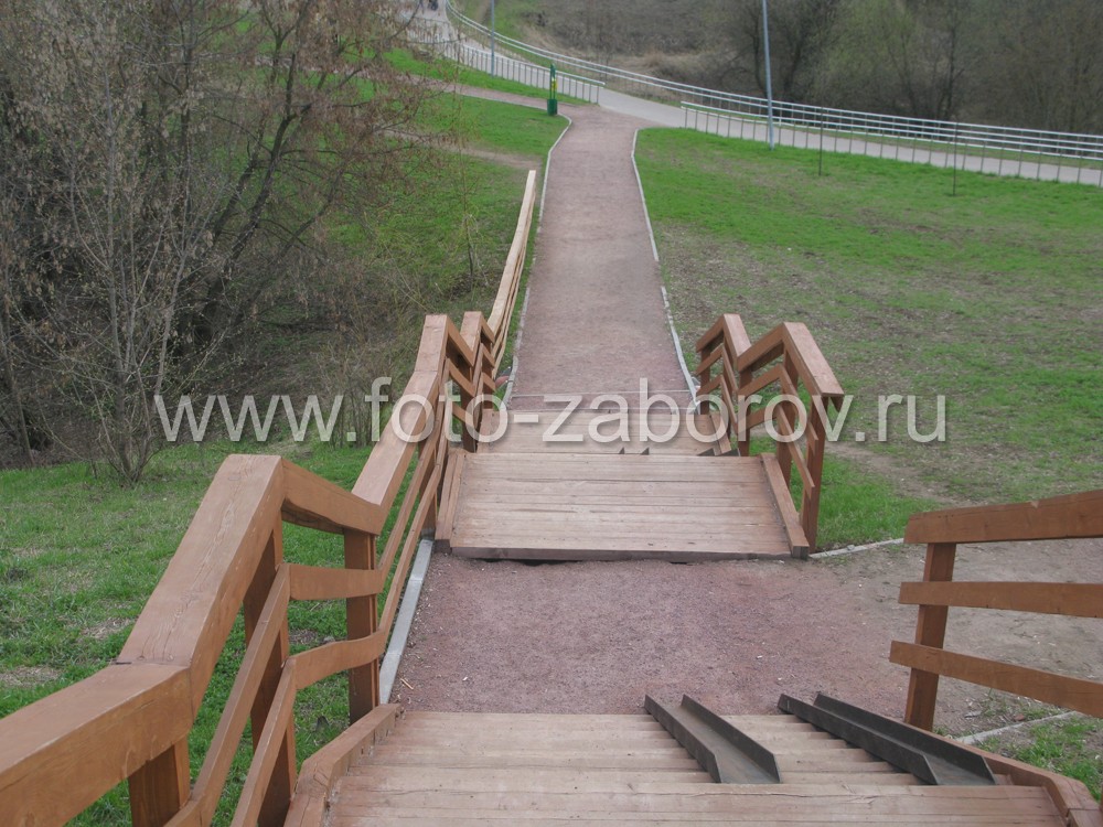 Фото Деревянные ограждения прогулочных дорожек и деревянные лестницы в парке 50-летия Октября г.