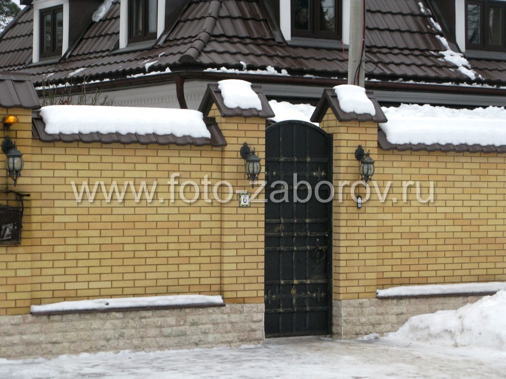 Фото Кирпичный забор коттеджа и фигурные металлические ворота в полной