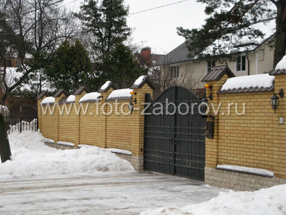 Фото Кирпичный забор коттеджа и фигурные металлические ворота в полной