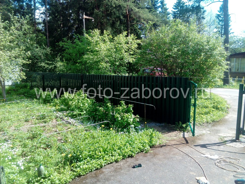 Фото Евроштакетник - изящный и долговечный забор для ограждения участка. Монтаж штакетника в