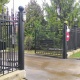 Красивый дорогой металлический забор с распашными автоматическими воротами для газового монополиста.